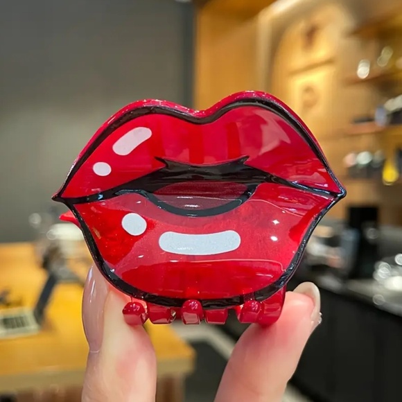 💖  3/$30 💖 Red Hot Lips Hair Claw - Picture 1 of 4